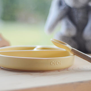 oi-oi-vacuum-plate-yellow, oi-oi-mellow-yellow-unattached-plate, oi-oi-mamma-plate-with-food OiOi Vacuum Plate - Mellow Yellow | 19 cm OiOi Vacuum Plate - Mellow Yellow | 19 cm oi-oi, vacuum-plate, baby-tableware, silicone-plate, mealtime-safety, fine-motor-skills, parenting, 6-months-plus, mellow-yellow, ai-generated
