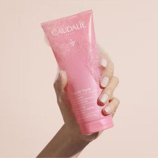 Caudalie Rose De Vigne Vegan Shower Gel - Gentle, Sulfate-Free Cleansing for All Skin Types, 6.76 fl oz Caudalie Rose De Vigne Vegan Shower Gel - Gentle & Sulfate-Free Duş Jeli, Vegan Duş Jeli, Caudalie Rose De Vigne, Gül kokulu duş jeli, Sabunsuz duş jeli, Shower Gel, Vegan Shower Gel, Rose Scented Shower Gel, Sulfate-Free Shower Gel, Gentle Cleansing, Vegan Friendly, All Skin Types, Natural Ingredients, Refreshing Shower, Caudalie, Beauty, Skincare, Personal Care