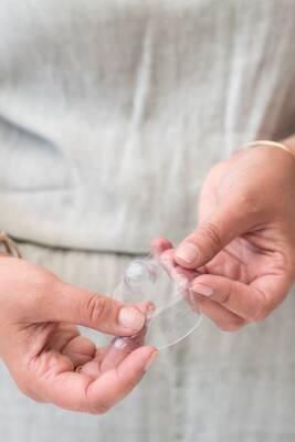 Lansinoh Nipple Shield, 24mm - Breastfeeding Aid for New Mothers, 2 Pieces with Storage Case Lansinoh 24mm Nipple Shield - Breastfeeding Aid Nipple Shield, Breastfeeding aid, Lansinoh, 24mm nipple shield, Breastfeeding support, New mothers, Latching difficulties, Breastfeeding accessories, Breastfeeding help, Mothers, Parenting, Baby care